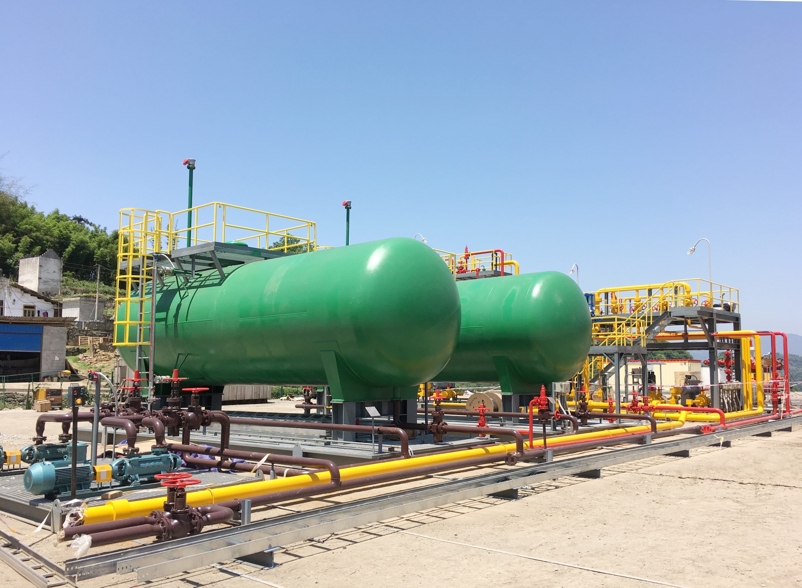 Процесс добычи сланцевого газа содержит большое количество возвратной жидкости, после отделения возвратной жидкости необходимо собрать и обработать ее централизованно, чтобы предотвратить загрязнение окружающей среды, для сбора возвратной жидкости можно использовать салазки резервуара экстракции. Применимыми средами являются серосодержащий и несеросодержащий природный газ, сланцевый газ и так далее.